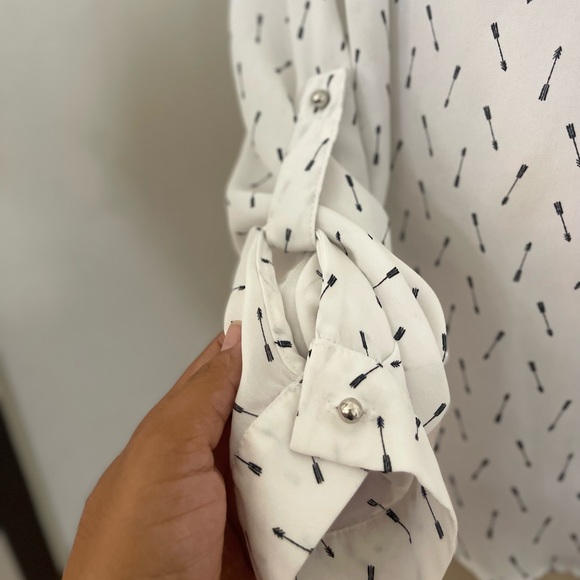 Sweet Rain White and Black Arrow Print Off-The-Shoulder Top - Picture 6 of 11